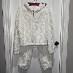 No Boundaries Women's Cozy White Fuzzy Loungewear Set